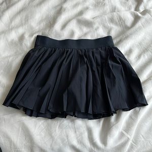 Aritzia TNA navy tennis skort